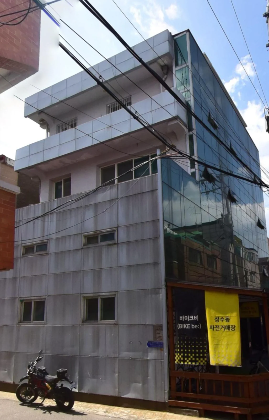 성수동 팝업 건물 - 대수선 전 실버 패널 외관 (자전거 매장)