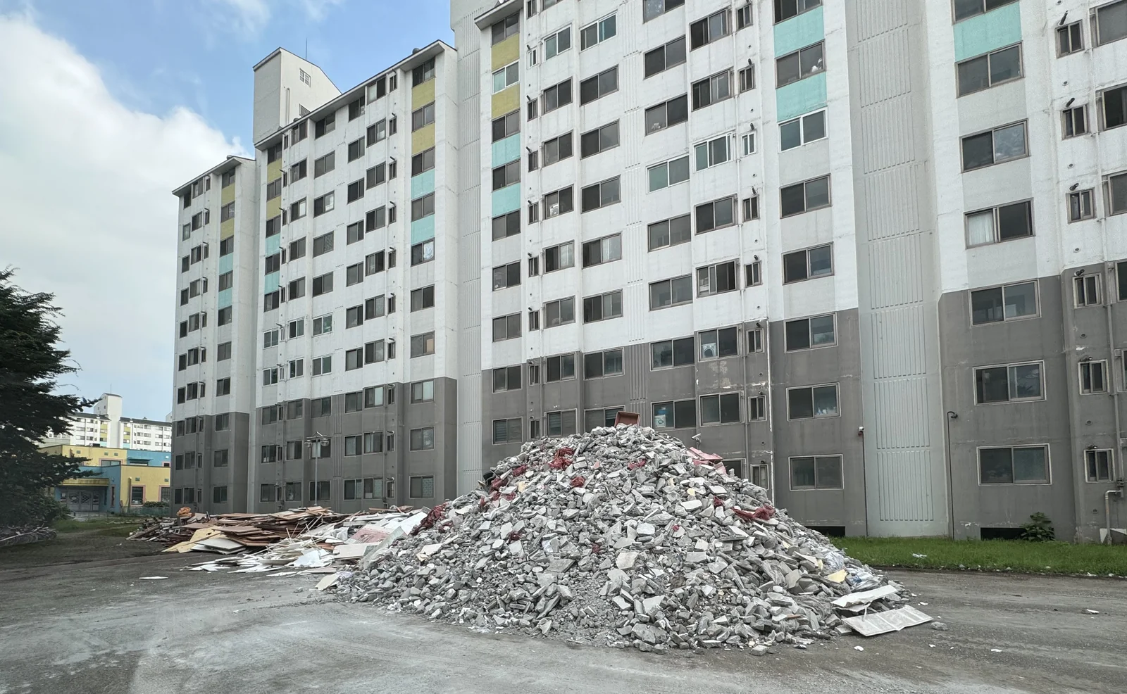 평택 해군 관사 - 6개동 24세대 동시 철거 현장 (건물 앞 대규모 폐기물 반출)